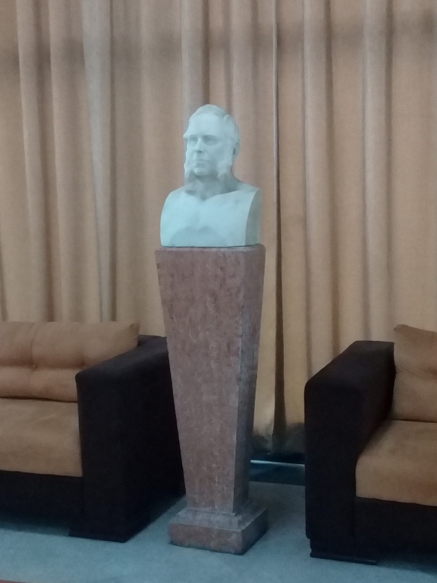 Foto de Escultura de Bachiller en el salón del tercer piso de la BNCJM, 2021. 